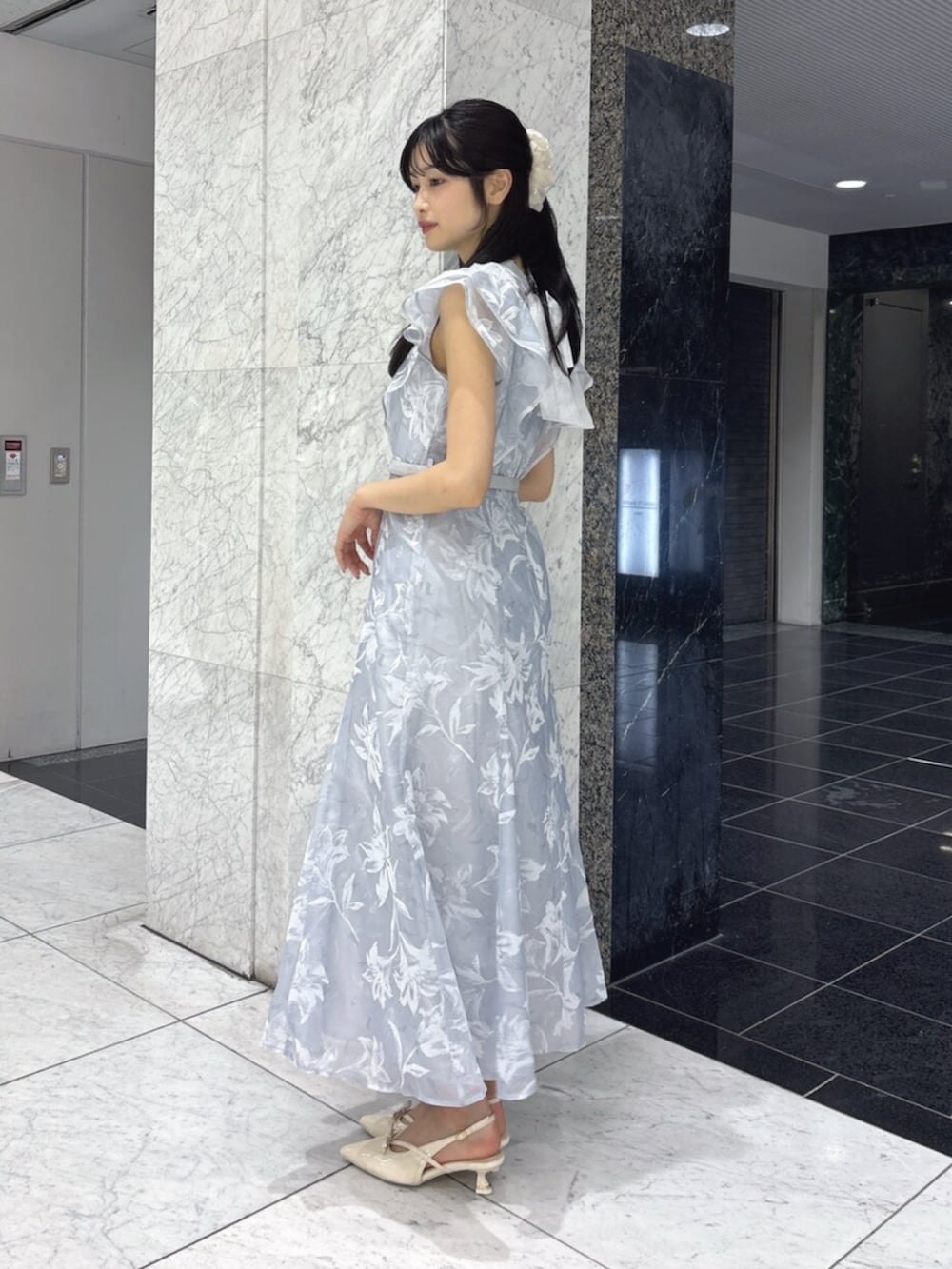 ホワイト系のパンプス、ブルー系のドレスを着用したレディースの夏コーディネートの3枚目の写真