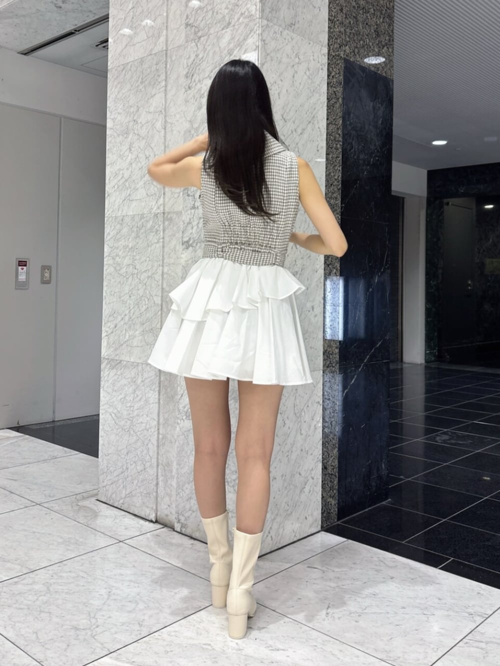 グレー系のワンピース、ホワイト系のブーツを着用したレディースの夏コーディネートの4枚目の写真