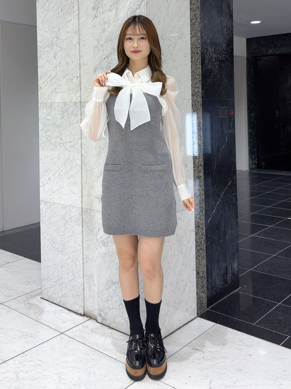 グレー系のワンピース、ホワイト系のシャツ/ブラウス、その他のローファーを着用したレディースの秋コーディネートの5枚目の写真