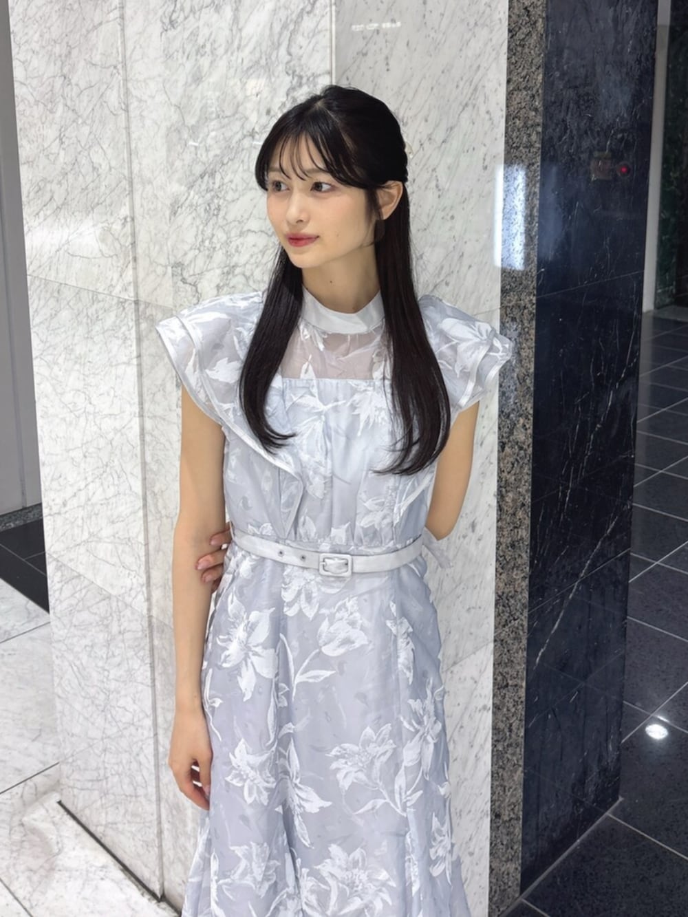 ホワイト系のパンプス、ブルー系のドレスを着用したレディースの夏コーディネートの5枚目の写真