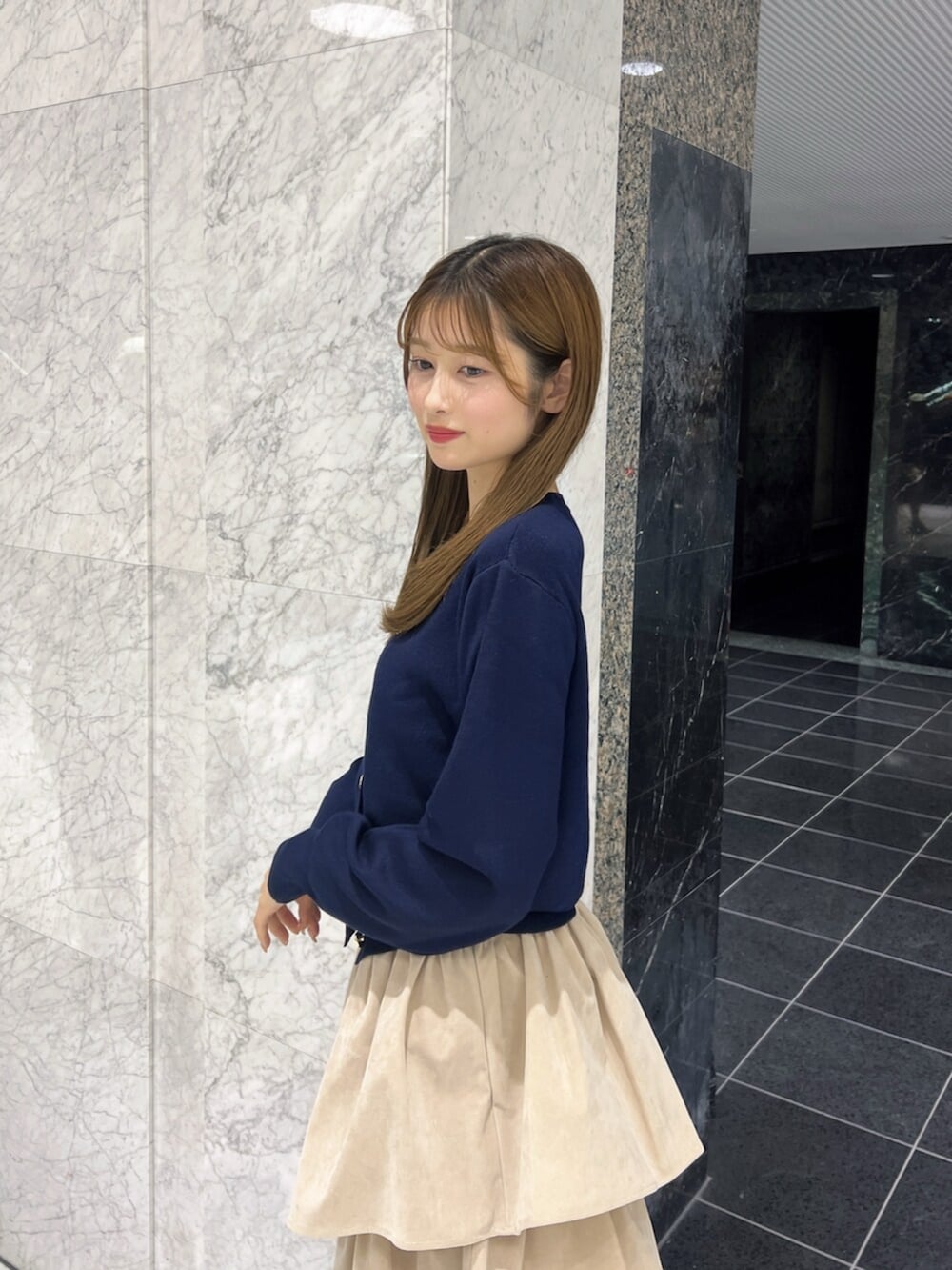 その他のローファー、ホワイト系のスカート、ブルー系のカーディガン/ボレロを着用したレディースの秋コーディネートの5枚目の写真