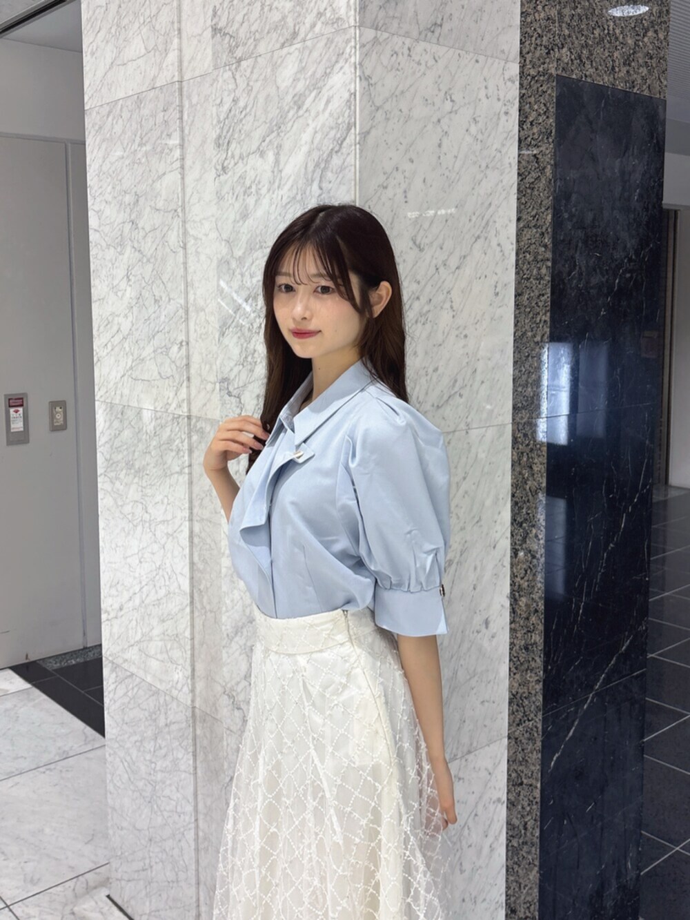 ホワイト系のサンダル、ブルー系のシャツ/ブラウス、ホワイト系のスカートを着用したレディースの春コーディネートの6枚目の写真