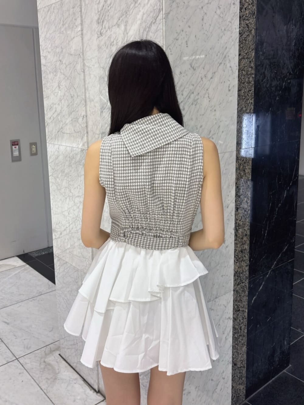 グレー系のワンピース、ホワイト系のブーツを着用したレディースの夏コーディネートの7枚目の写真