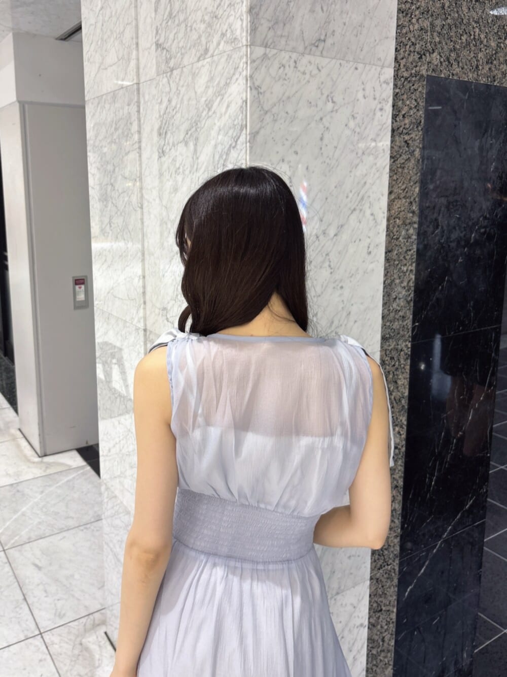 ホワイト系のサンダル、ブルー系のワンピースを着用したレディースの夏コーディネートの8枚目の写真