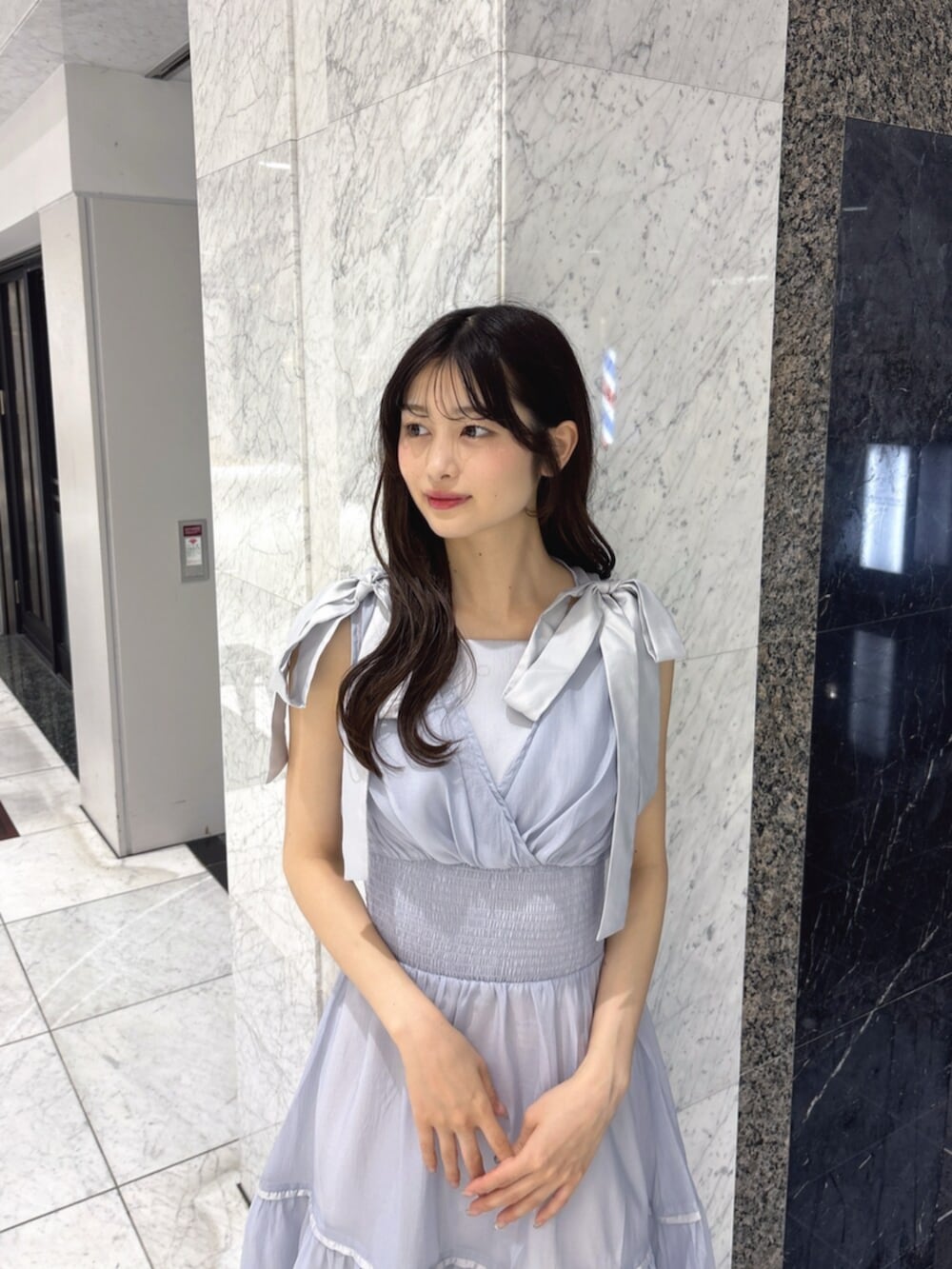 ホワイト系のサンダル、ブルー系のワンピースを着用したレディースの夏コーディネートの6枚目の写真