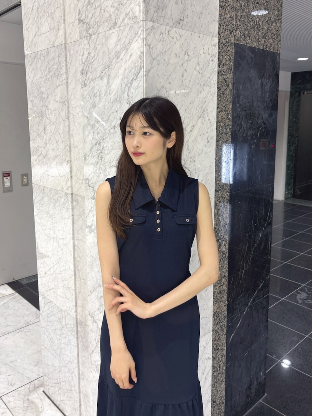 ブラック系のサンダル、ブルー系のワンピースを着用したレディースの夏コーディネートの5枚目の写真