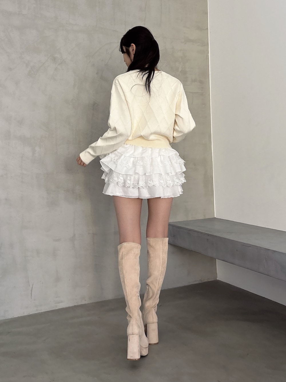 ホワイト系のその他パンツ、ホワイト系のカーディガン/ボレロ、ブラウン系のボストンバッグを着用したレディースの秋コーディネートの4枚目の写真