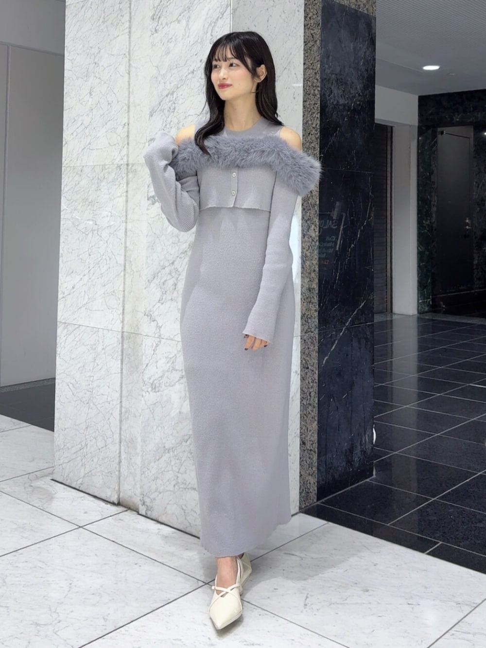 ブルー系のワンピース、ホワイト系のパンプスを着用したレディースの冬コーディネートの2枚目の写真