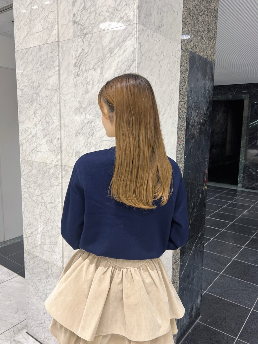 その他のローファー、ホワイト系のスカート、ブルー系のカーディガン/ボレロを着用したレディースの秋コーディネートの4枚目の写真