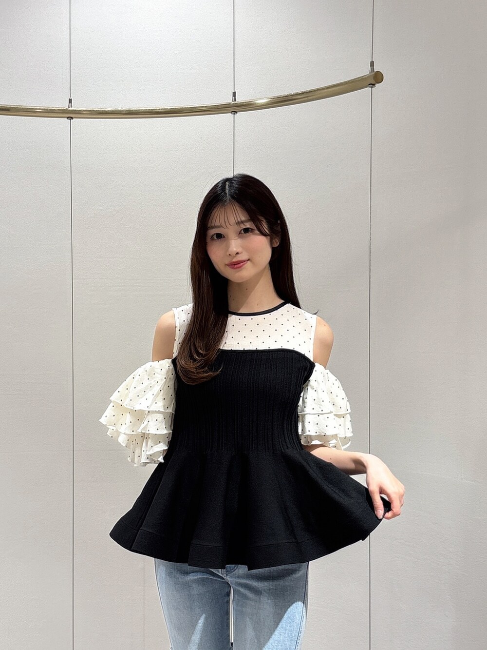 その他のその他トップス、ブルー系のデニムパンツ、ホワイト系のパンプスを着用したレディースの春コーディネートの5枚目の写真