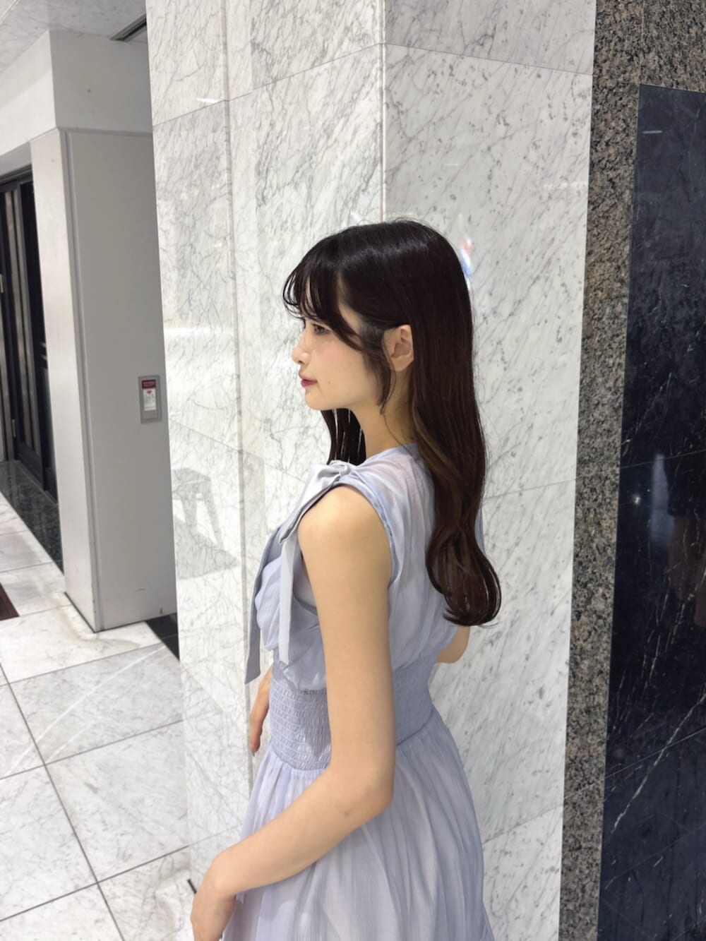 ホワイト系のサンダル、ブルー系のワンピースを着用したレディースの夏コーディネートの7枚目の写真