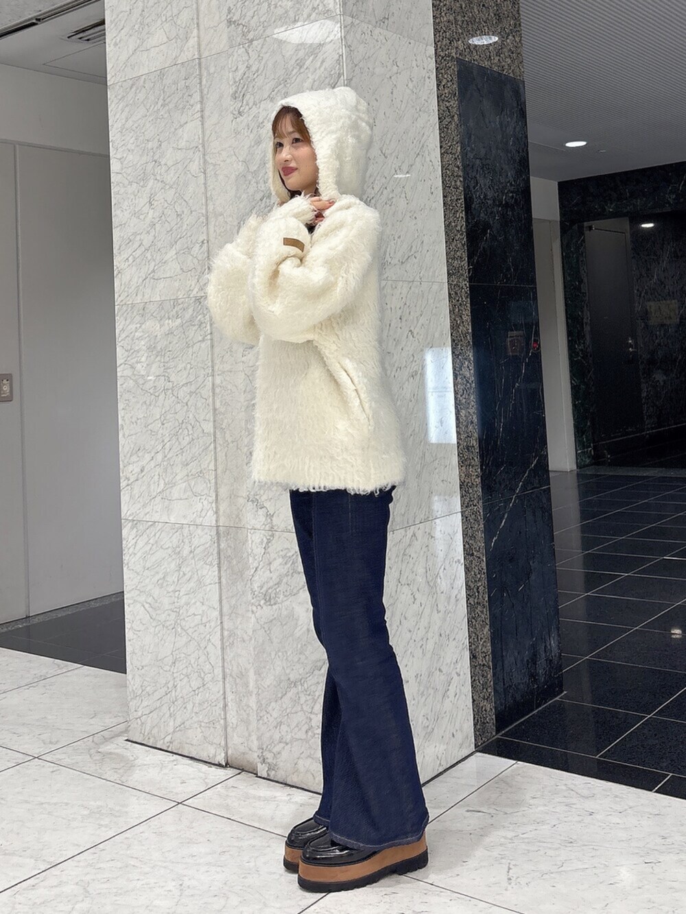 その他のローファー、ブルー系のデニムパンツ、ホワイト系のニット/セーターを着用したレディースの秋コーディネートの5枚目の写真