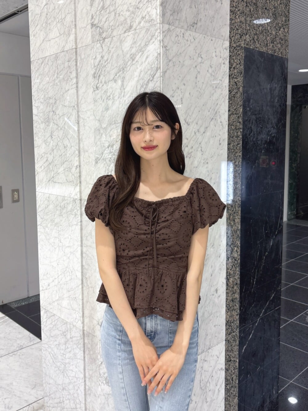 ブラウン系のサンダル、ブルー系のデニムパンツ、ブラウン系のシャツ/ブラウスを着用したレディースの夏コーディネートの5枚目の写真