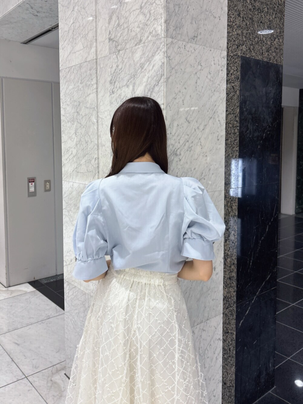 ホワイト系のサンダル、ブルー系のシャツ/ブラウス、ホワイト系のスカートを着用したレディースの春コーディネートの7枚目の写真