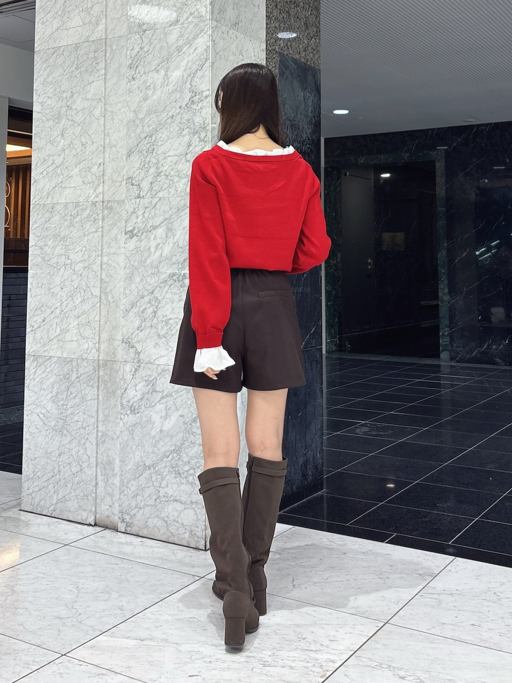 ブラウン系のその他パンツ、レッド系のニット/セーター、ブラウン系のブーツを着用したレディースの秋コーディネートの3枚目の写真
