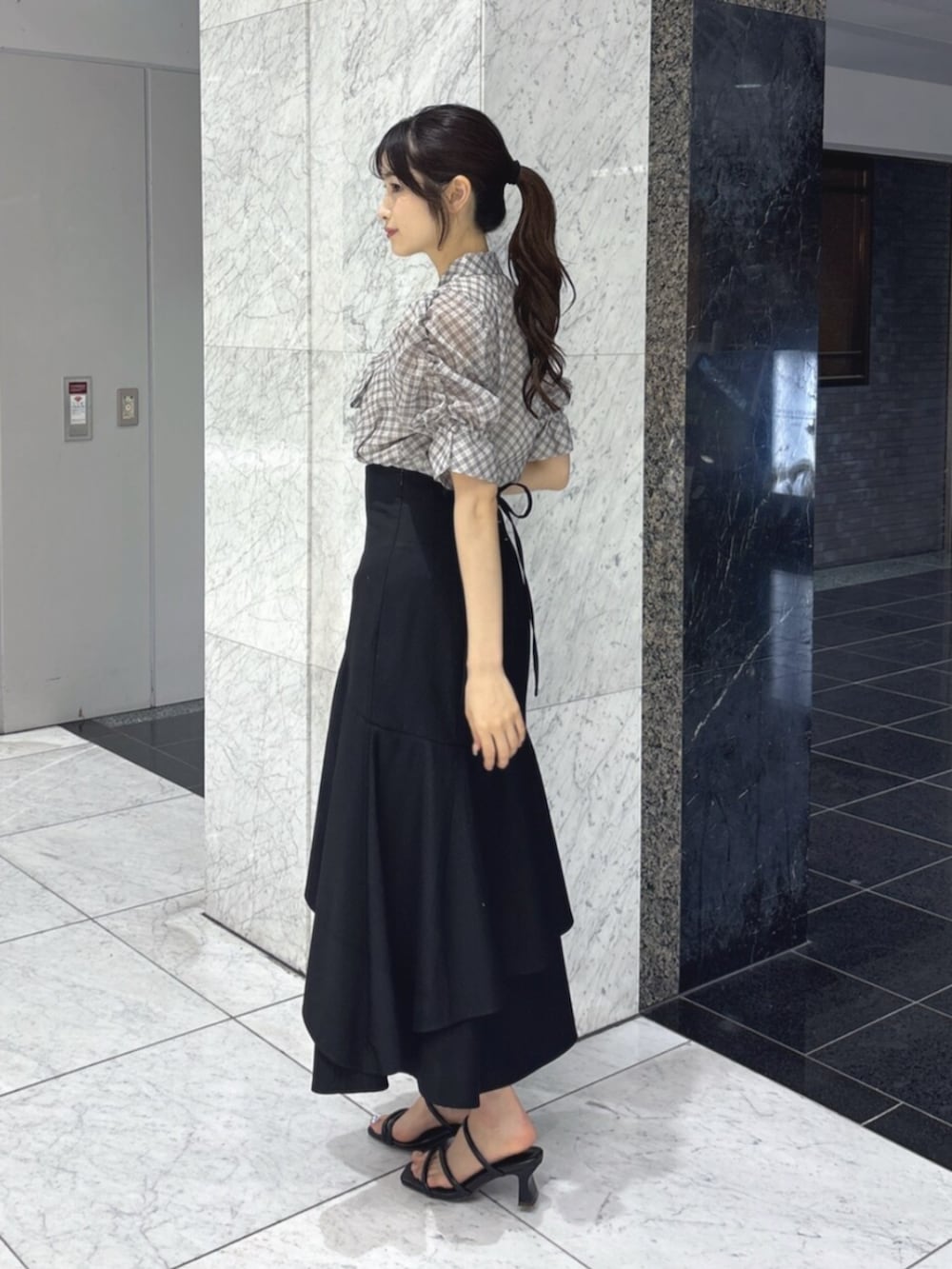 ブラック系のサンダル、その他のシャツ/ブラウス、ブラック系のスカートを着用したレディースの夏コーディネートの2枚目の写真