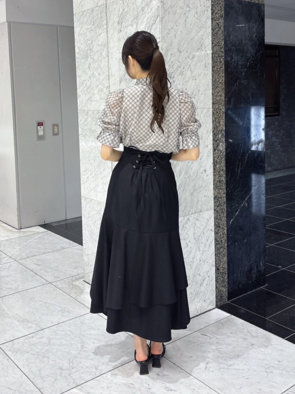 ブラック系のサンダル、その他のシャツ/ブラウス、ブラック系のスカートを着用したレディースの夏コーディネートの3枚目の写真