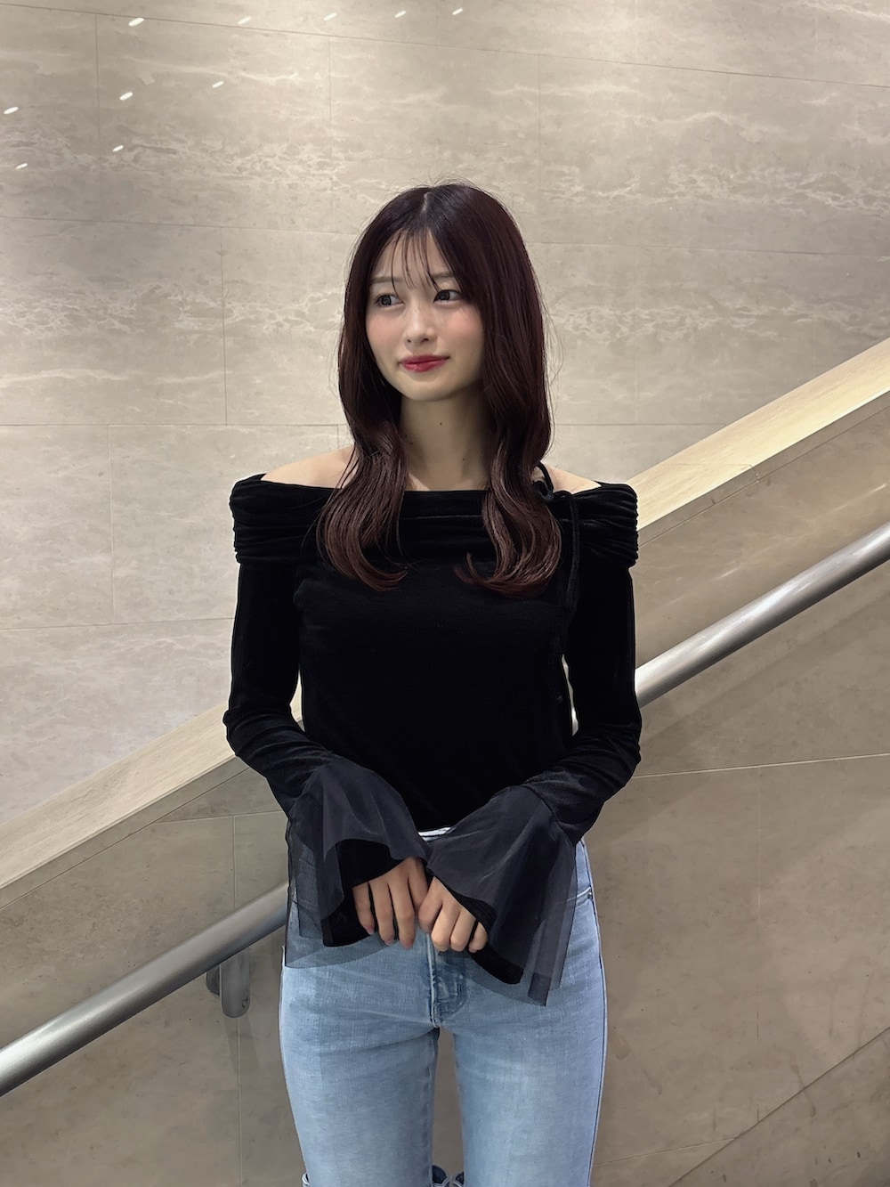 ブルー系のデニムパンツ、ブラック系のTシャツ/カットソー、ブラック系のサンダルを着用したレディースの冬コーディネートの6枚目の写真