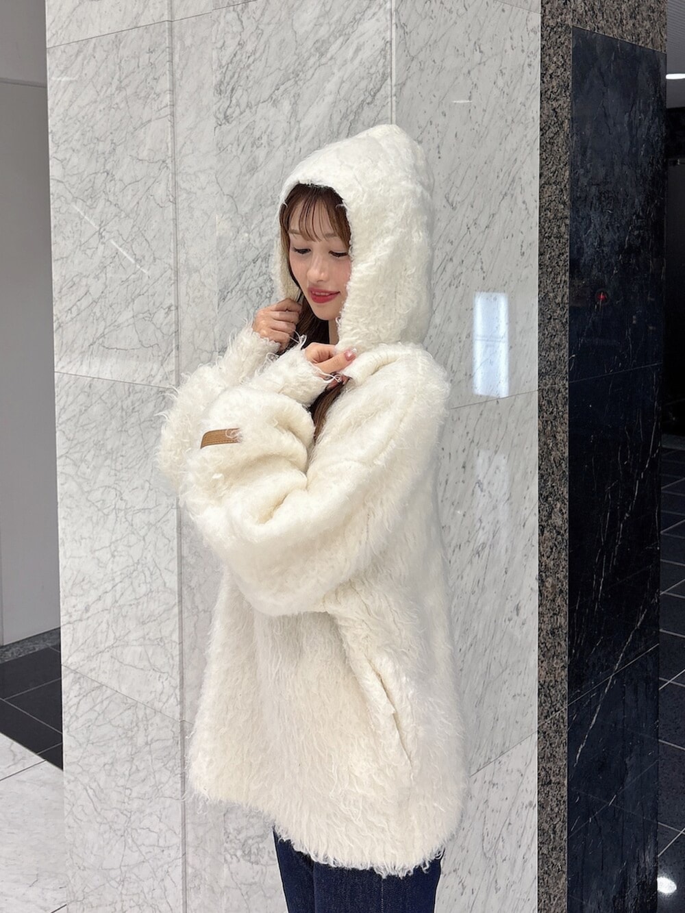 その他のローファー、ブルー系のデニムパンツ、ホワイト系のニット/セーターを着用したレディースの秋コーディネートの4枚目の写真