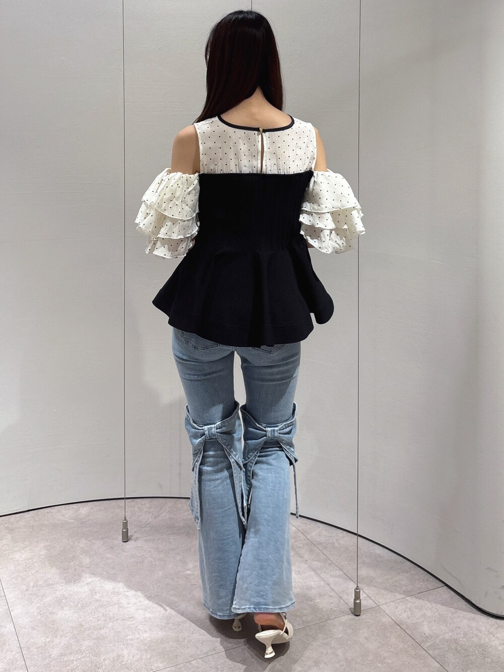 その他のその他トップス、ブルー系のデニムパンツ、ホワイト系のパンプスを着用したレディースの春コーディネートの4枚目の写真