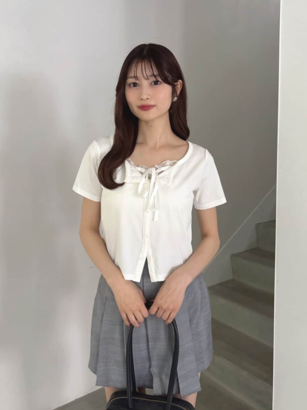 その他のスカート、ホワイト系のTシャツ/カットソー、ブラック系のブーツを着用したレディースの夏コーディネートの4枚目の写真