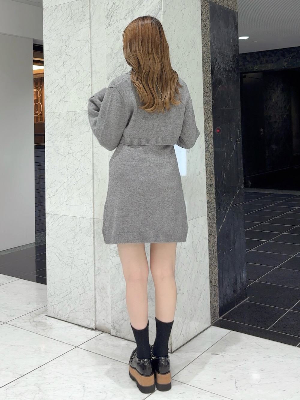 グレー系のワンピース、ホワイト系のシャツ/ブラウス、その他のローファーを着用したレディースの秋コーディネートの3枚目の写真