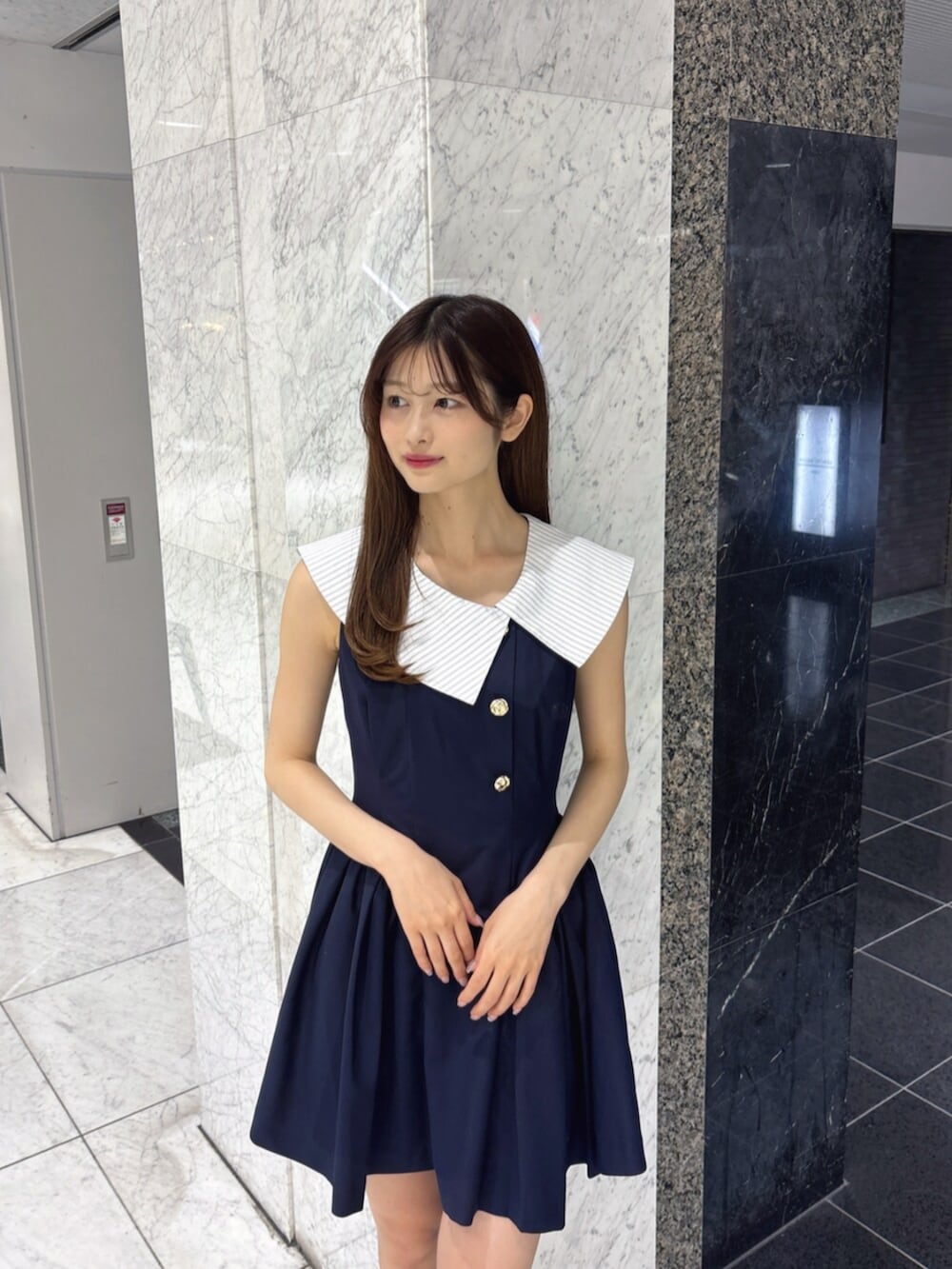 ホワイト系のサンダル、ブルー系のワンピースを着用したレディースの夏コーディネートの5枚目の写真
