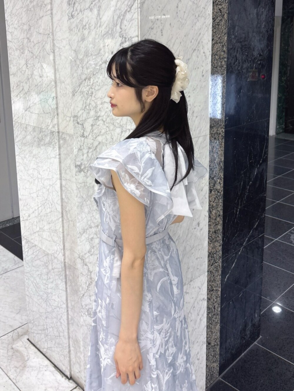 ホワイト系のパンプス、ブルー系のドレスを着用したレディースの夏コーディネートの6枚目の写真