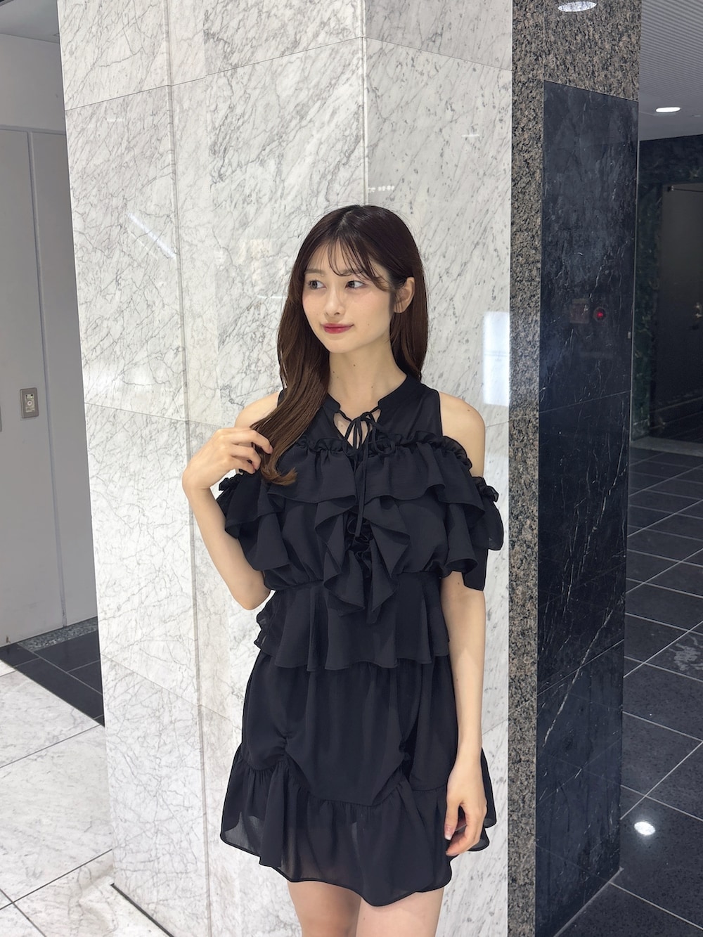 ブラック系のスカート、ブラック系のシャツ/ブラウス、ブラック系のサンダルを着用したレディースの春コーディネートの5枚目の写真