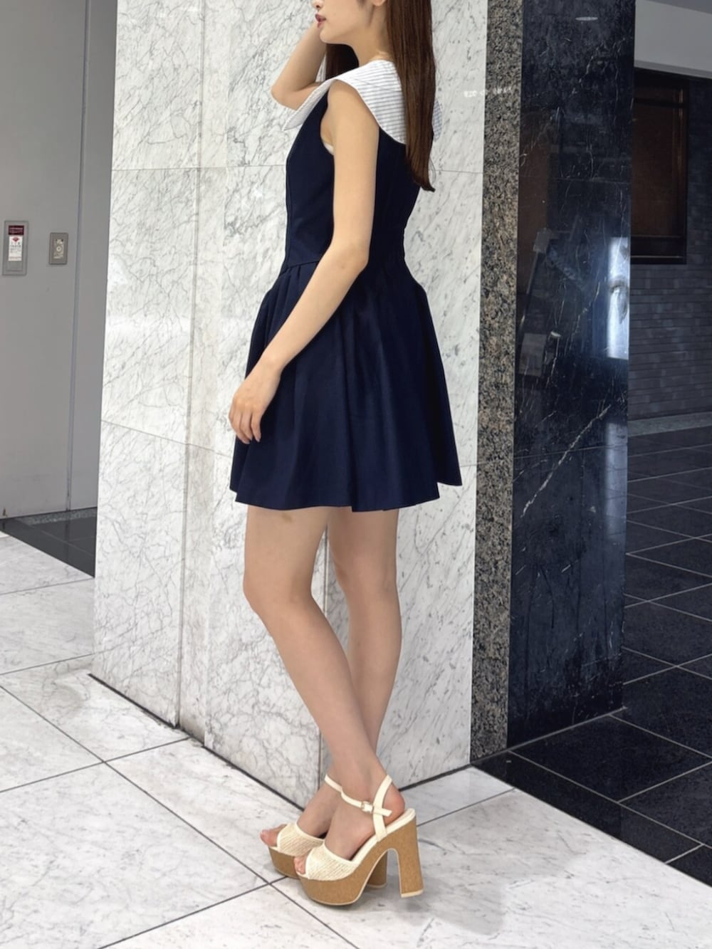 ホワイト系のサンダル、ブルー系のワンピースを着用したレディースの夏コーディネートの3枚目の写真