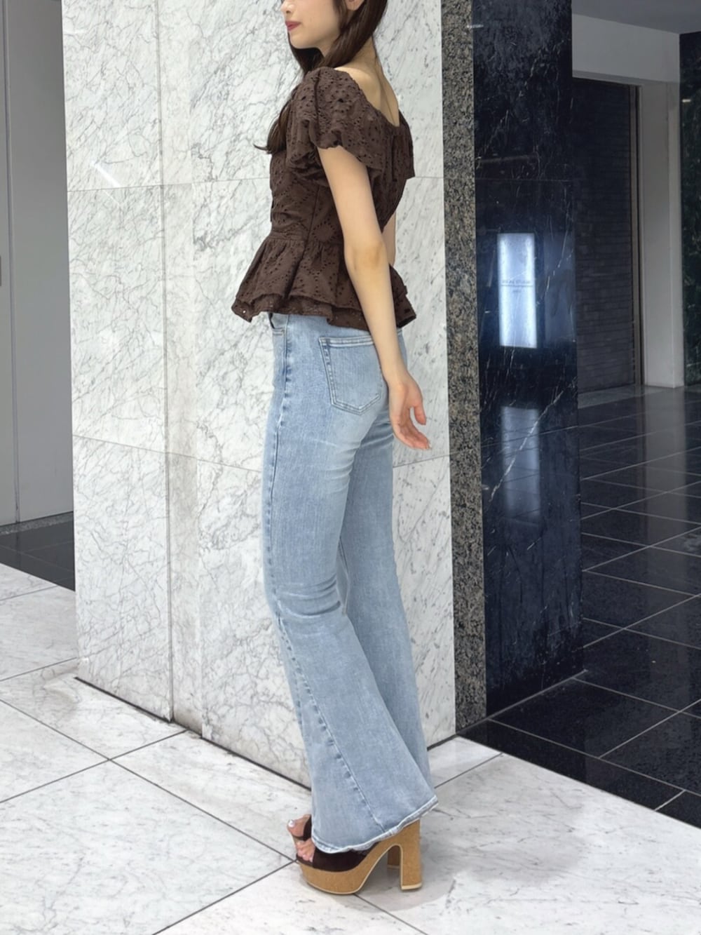 ブラウン系のサンダル、ブルー系のデニムパンツ、ブラウン系のシャツ/ブラウスを着用したレディースの夏コーディネートの3枚目の写真