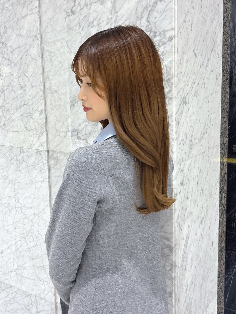 グレー系のワンピース、ホワイト系のブーツを着用したレディースの秋コーディネートの5枚目の写真