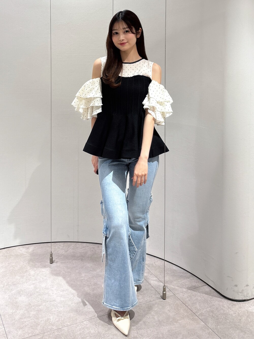 その他のその他トップス、ブルー系のデニムパンツ、ホワイト系のパンプスを着用したレディースの春コーディネートの2枚目の写真
