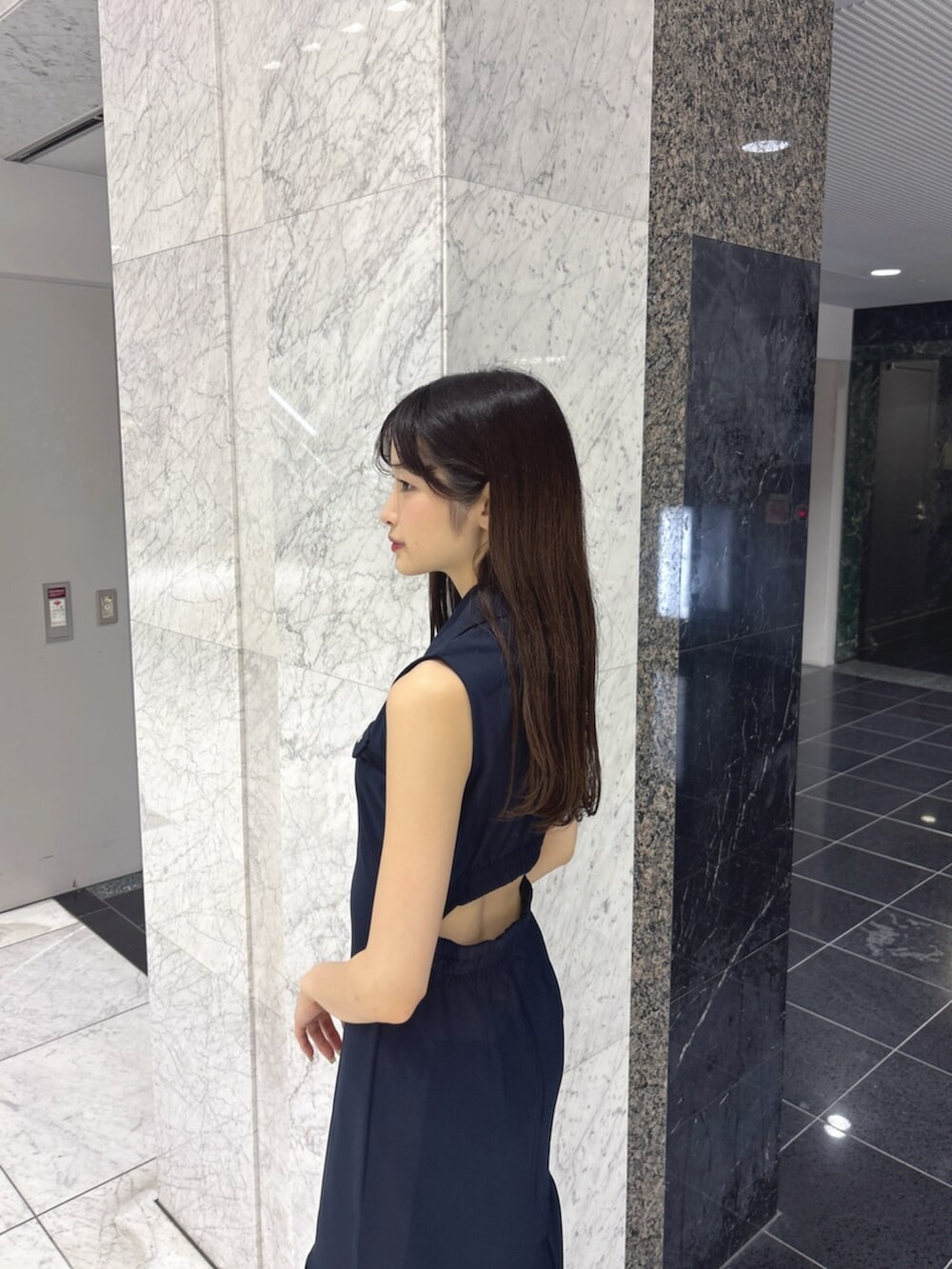 ブラック系のサンダル、ブルー系のワンピースを着用したレディースの夏コーディネートの6枚目の写真