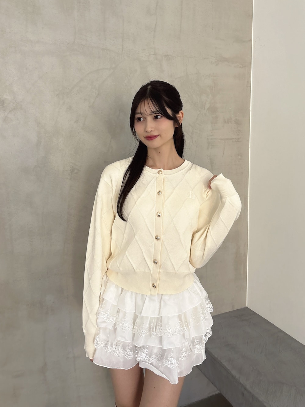 ホワイト系のその他パンツ、ホワイト系のカーディガン/ボレロ、ブラウン系のボストンバッグを着用したレディースの秋コーディネートの5枚目の写真
