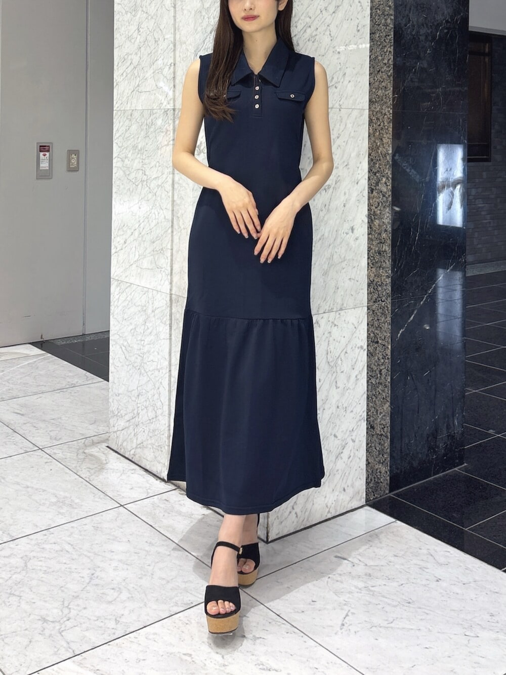 ブラック系のサンダル、ブルー系のワンピースを着用したレディースの夏コーディネートの2枚目の写真
