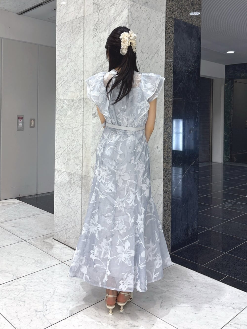 ホワイト系のパンプス、ブルー系のドレスを着用したレディースの夏コーディネートの4枚目の写真