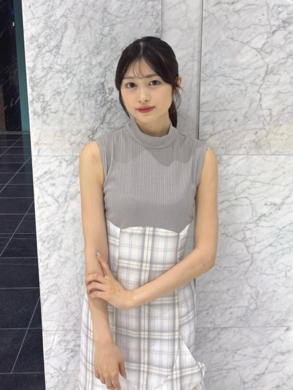 ホワイト系のサンダル、グレー系のワンピースを着用したレディースの夏コーディネートの4枚目の写真