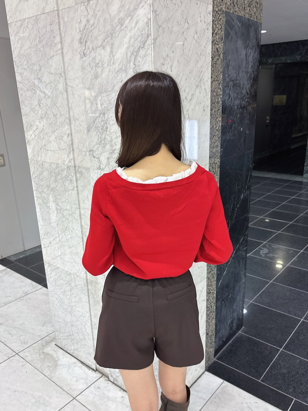 ブラウン系のその他パンツ、レッド系のニット/セーター、ブラウン系のブーツを着用したレディースの秋コーディネートの6枚目の写真