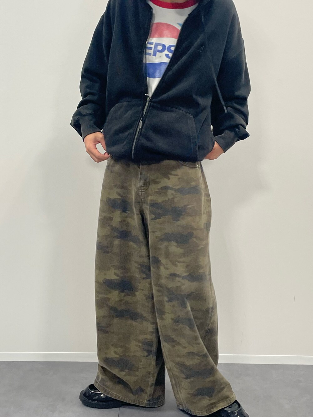 ベージュ系のデニムパンツ、ブラック系のパーカー、ブラック系のその他シューズを着用したメンズの秋コーディネートの2枚目の写真