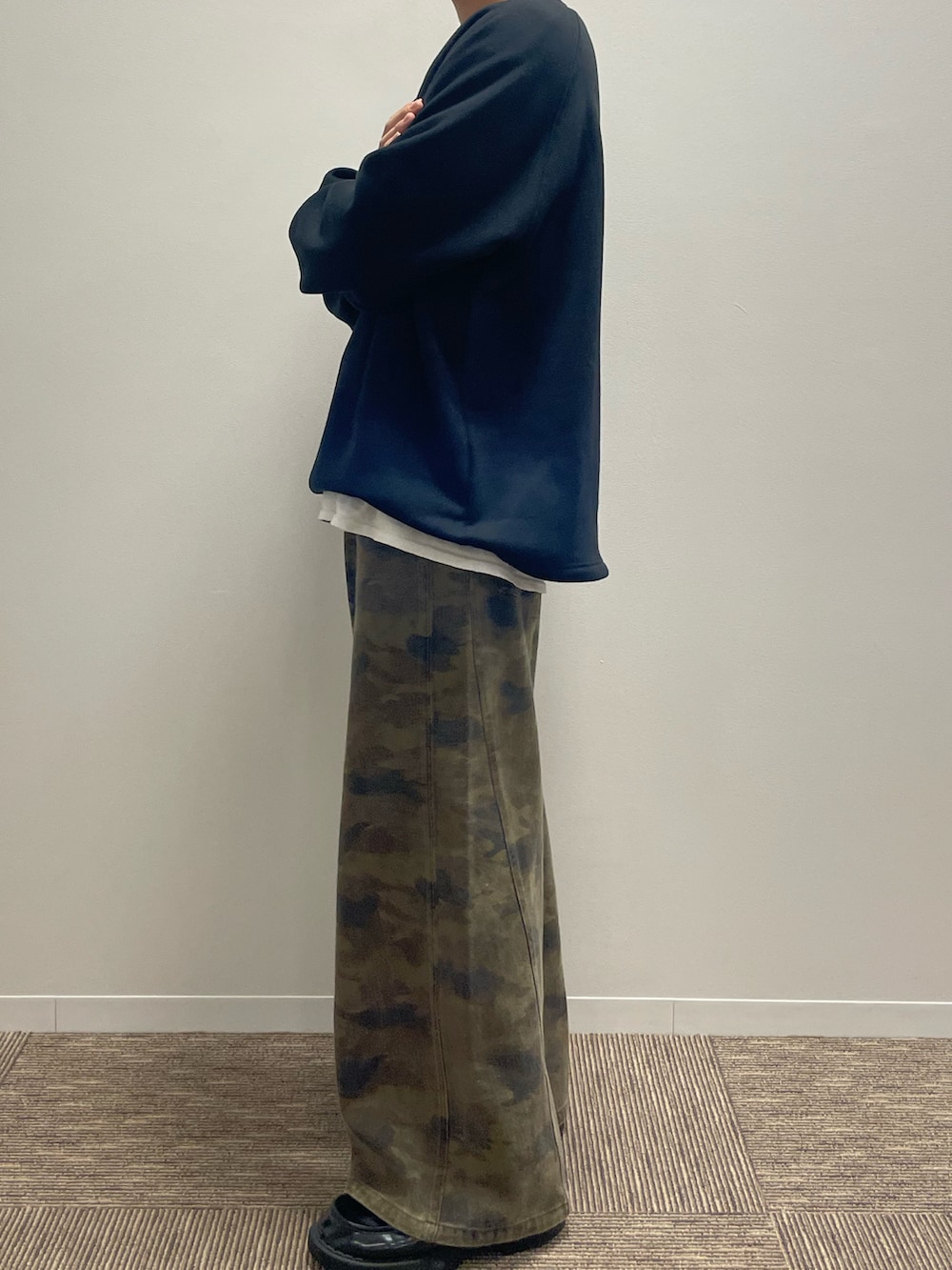 ブルー系のスウェット、ブラック系のその他シューズを着用したメンズの秋コーディネートの2枚目の写真