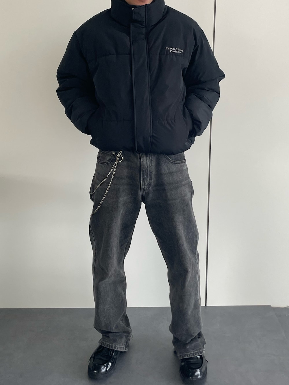 ブラック系のダウンジャケット/コートを着用したメンズの秋コーディネートの2枚目の写真