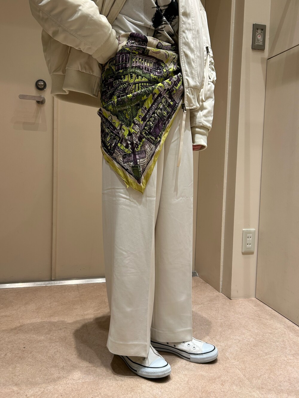 ホワイト系のその他パンツ、ホワイト系のMA-1、ホワイト系のTシャツ/カットソーを着用したレディースの冬コーディネートの6枚目の写真