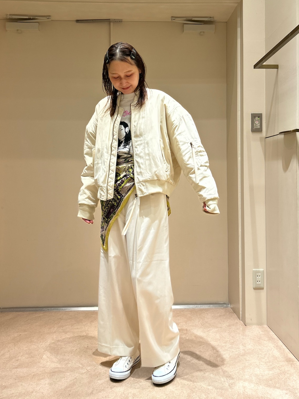 ホワイト系のその他パンツ、ホワイト系のMA-1、ホワイト系のTシャツ/カットソーを着用したレディースの冬コーディネートの2枚目の写真