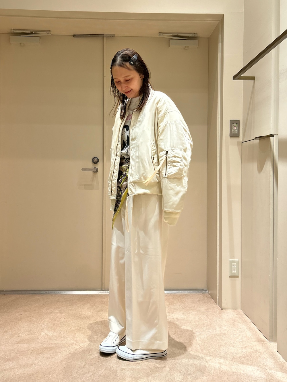 ホワイト系のその他パンツ、ホワイト系のMA-1、ホワイト系のTシャツ/カットソーを着用したレディースの冬コーディネートの3枚目の写真
