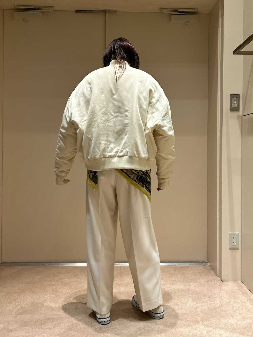 ホワイト系のその他パンツ、ホワイト系のMA-1、ホワイト系のTシャツ/カットソーを着用したレディースの冬コーディネートの4枚目の写真