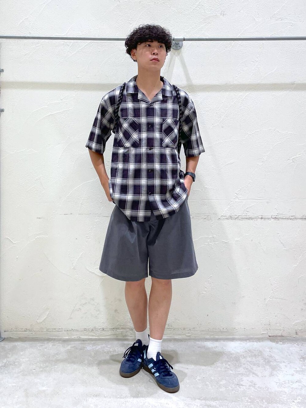 ブラック系のシャツ/ブラウス、ブラック系のバックパック/リュック、グレー系のその他パンツを着用したメンズの夏コーディネートの3枚目の写真