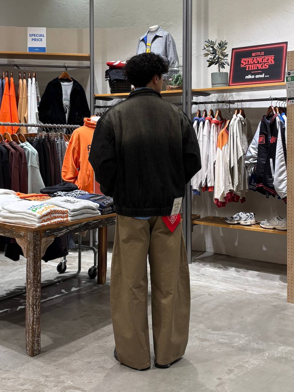 グレー系のブルゾン、ベージュ系のチノパンツを着用したメンズの冬コーディネートの5枚目の写真