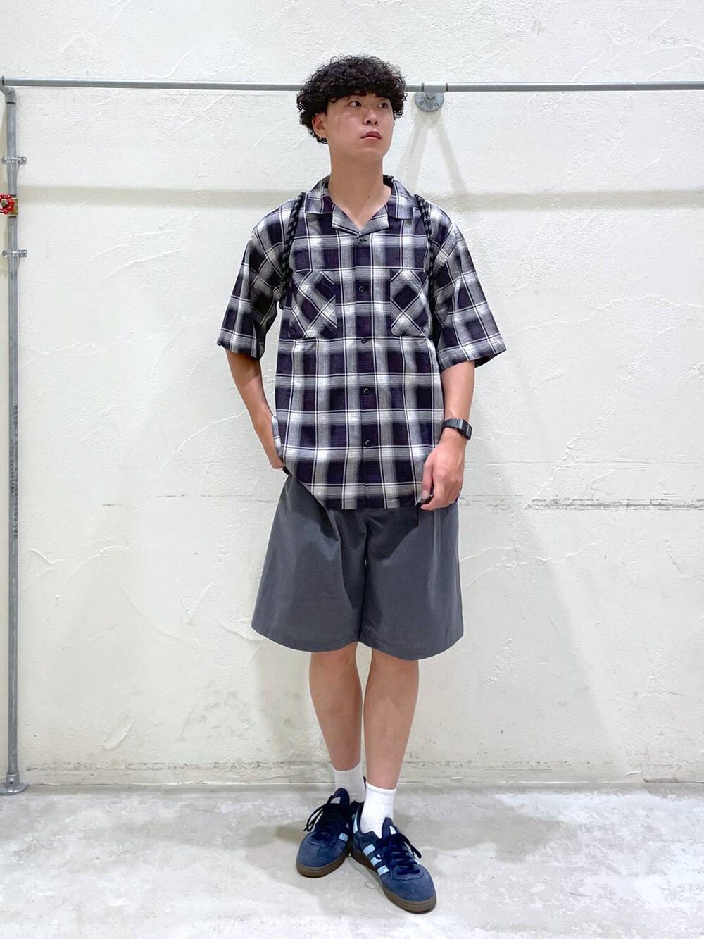 ブラック系のシャツ/ブラウス、ブラック系のバックパック/リュック、グレー系のその他パンツを着用したメンズの夏コーディネートの2枚目の写真