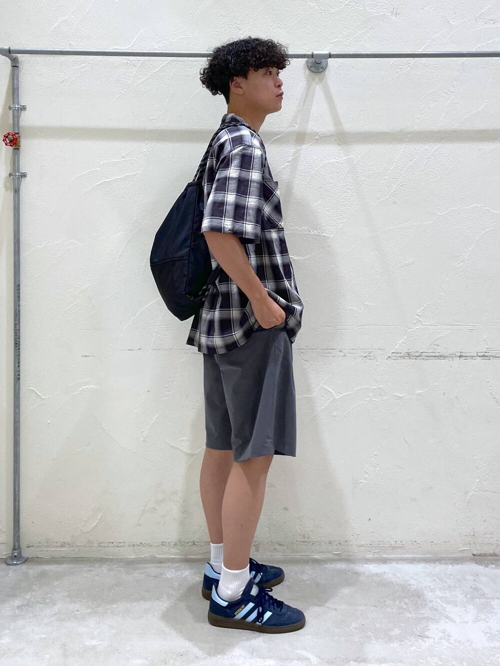 ブラック系のシャツ/ブラウス、ブラック系のバックパック/リュック、グレー系のその他パンツを着用したメンズの夏コーディネートの6枚目の写真